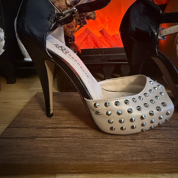 Rock Republic Studded Beige and Black Heels 4” heel - Picture 3 of 8